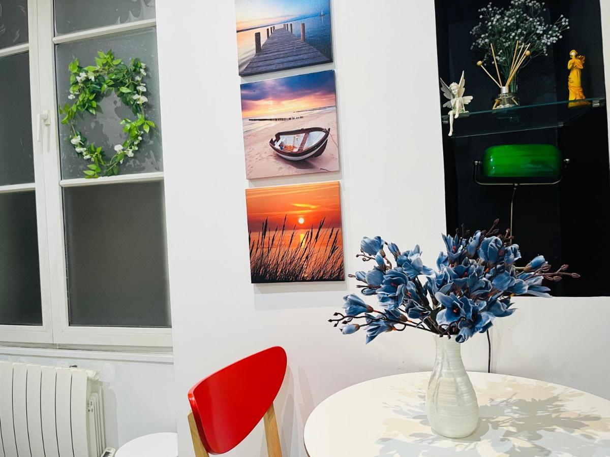Appartamento Dream Dwell Paris-Chic Flat In The Heart Of Marais Near Pompidou Centre Esterno foto