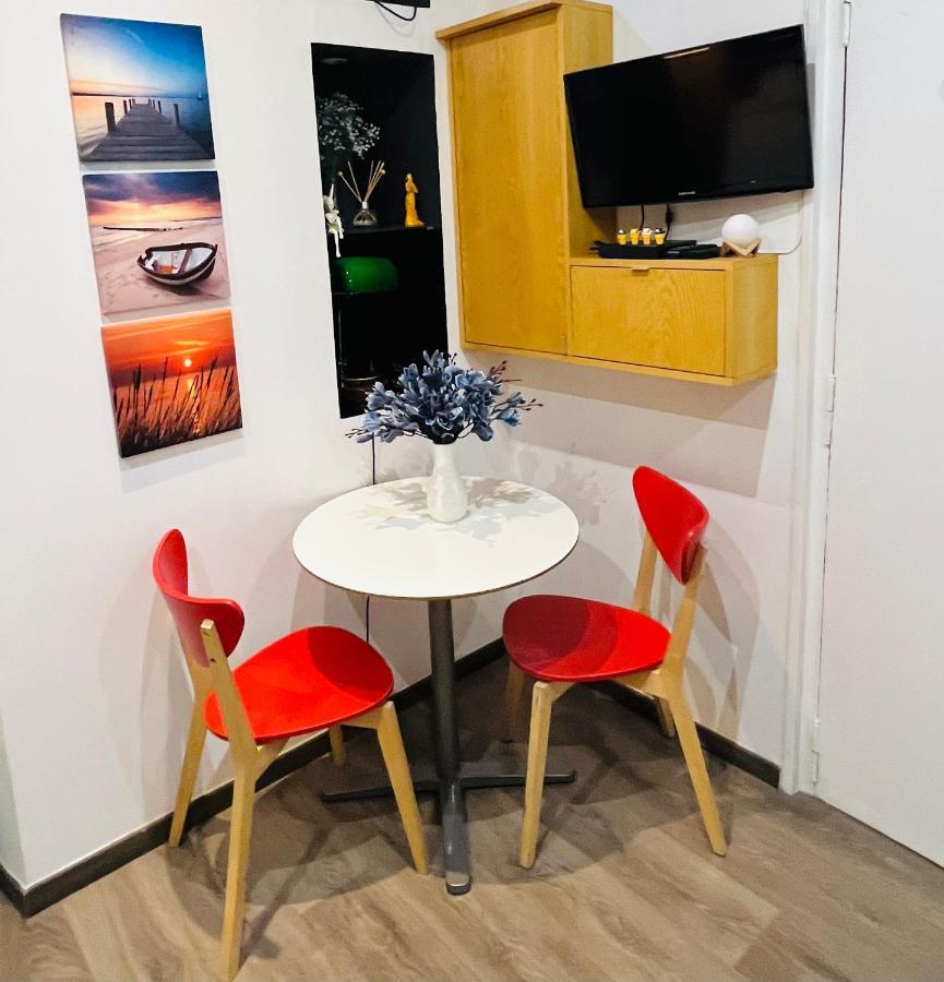 Appartamento Dream Dwell Paris-Chic Flat In The Heart Of Marais Near Pompidou Centre Esterno foto